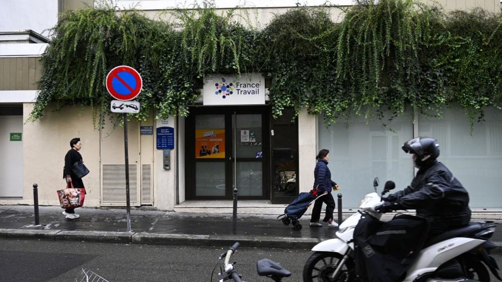 Des associations appellent à "suspendre" la généralisation de la réforme du RSA prévue début 2025
Dans un rapport, le Secours catholique et plusieurs organisations pointent les "dérives" de cette réforme du revenu de solidarité active, qui impose la réalisation de 15 heures d'activité par semaine.