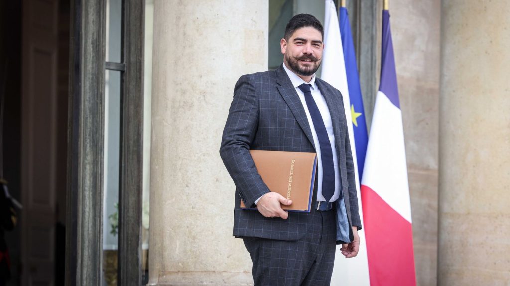 Budget 2025 : délai de carence, remboursement... Le gouvernement veut revoir les règles des arrêts-maladies dans la fonction publique
Le volet "dépenses" du projet de loi de finances (PLF) 2025, commence à être examiné lundi en commission des Finances à l'Assemblée.