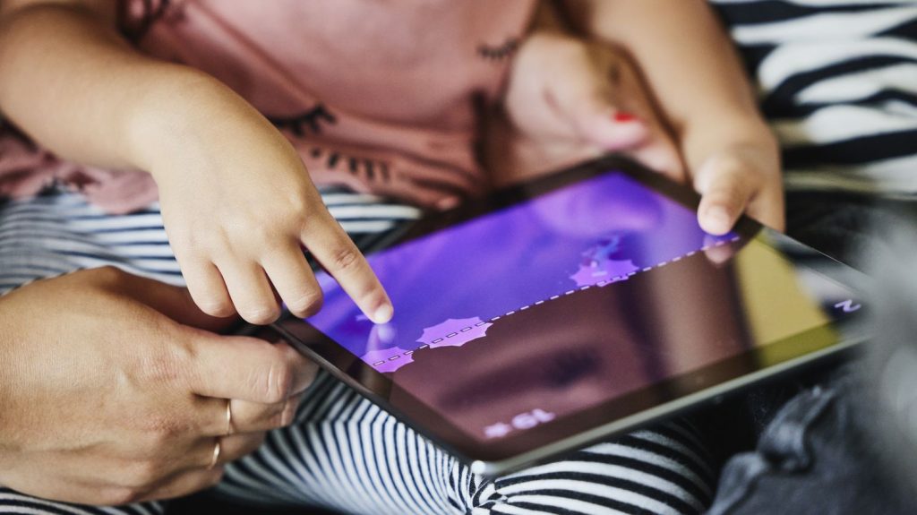 Troubles dyslexiques : le jeu vidéo Poppins, facilitant l'apprentissage de la lecture, va-t-il être remboursé par la sécurité sociale ?
Ce jeu vidéo permet d'aider les enfants dyslexiques à surmonter leurs difficultés de lecture. Pour le moment il est uniquement remboursé par certaines mutuelles.