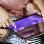 Troubles dyslexiques : le jeu vidéo Poppins, facilitant l'apprentissage de la lecture, va-t-il être remboursé par la sécurité sociale ?
Ce jeu vidéo permet d'aider les enfants dyslexiques à surmonter leurs difficultés de lecture. Pour le moment il est uniquement remboursé par certaines mutuelles.