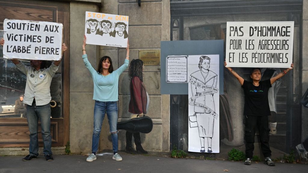 "Fresque des Lyonnais" : des militants remplacent la figure de l'abbé Pierre par celle de la résistante Lucie Aubrac
Depuis les révélations d'agressions sexuelles visant le religieux mort en janvier 2007, de nombreux lieux nommés en hommage au fondateur d'Emmaüs ont été débaptisés partout en France.