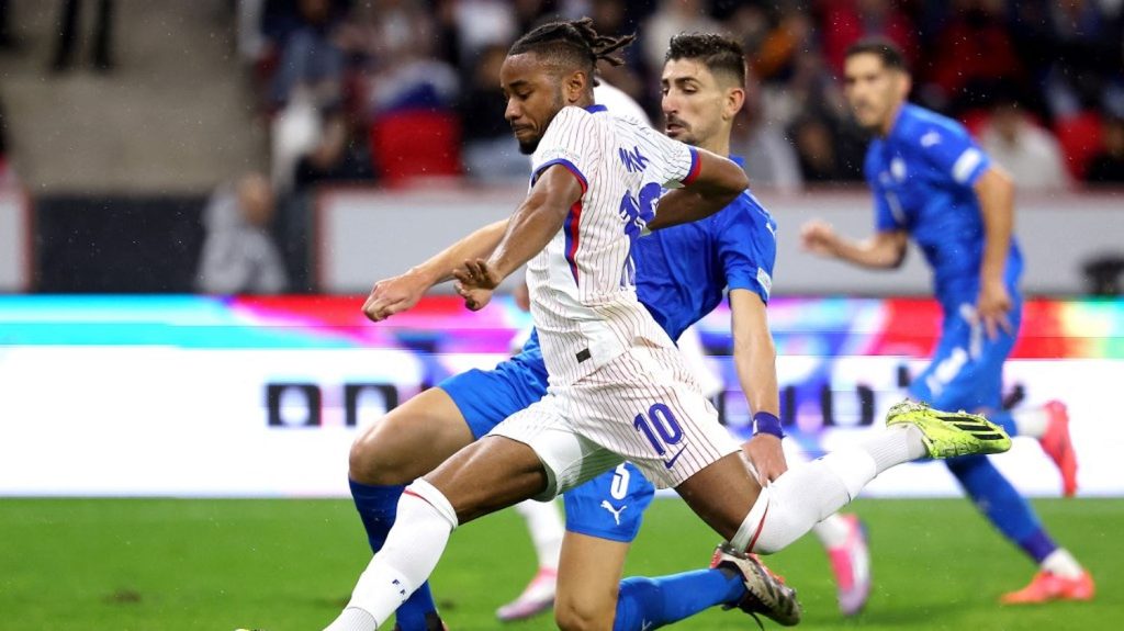 Foot : un dispositif de sécurité "extrêmement renforcé" prévu pour le match France-Israël le 14 novembre au Stade de France
La rencontre, qui se tient dans un contexte de guerre au Proche-Orient, sera encadrée par des mesures
"à l'extérieur et à l'intérieur" de l'enceinte du stade, annonce le préfet de police.