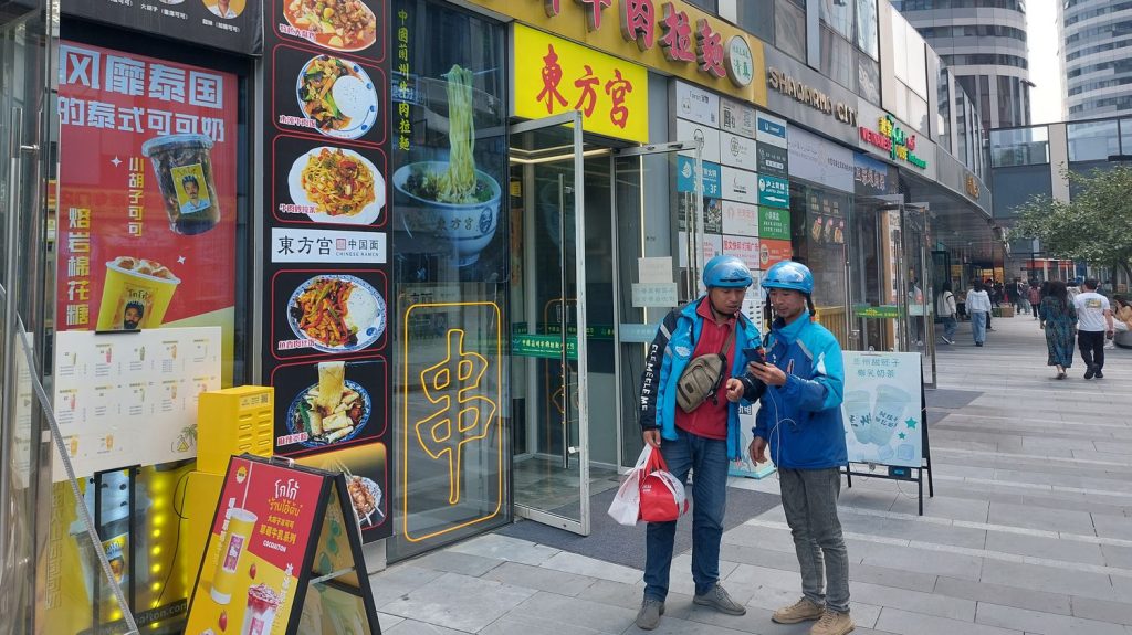 Reportage
"Il est midi et il y a beaucoup de places vides" : depuis le Covid, les restaurants de nouilles ferment les uns après les autres en Chine
Confrontés à une fréquentation en baisse, près de 30 000 établissements ont fermé leurs portes au cours des six premiers mois de l’année.