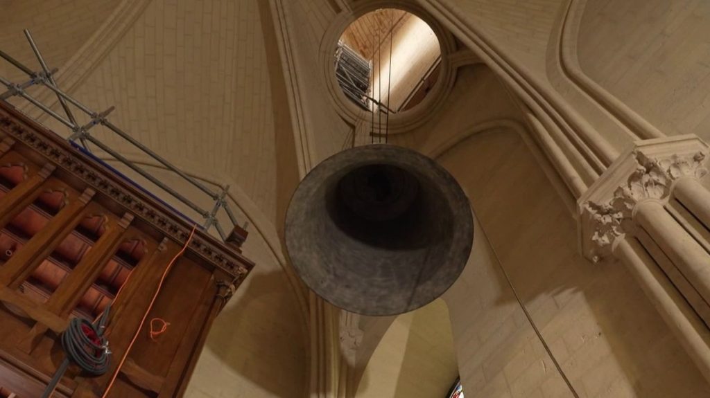 Incendie de Notre-Dame : restaurées, les cloches reprennent leurs droits dans le beffroi nord
Alors que petit à petit, Notre-Dame retrouve de sa superbe cinq ans après le dramatique incendie, les cloches, restaurées avec minutie, ont été réinstallées dans la cathédrale, qui doit rouvrir ses portes le 8 décembre.