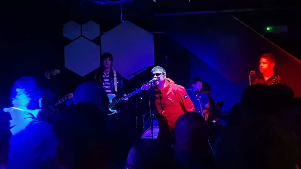 "La moitié de l’année prochaine est déjà réservée" : le retour d'Oasis fait la joie des "tribute bands" au Royaume-Uni
Le phénomène Oasis remplit déjà les salles en Angleterre. Pourtant, le groupe, qui vient d'annoncer sa reformation, ne jouera pas avant l’été prochain. Mais le tapage autour de ce retour profite aux "tribute bands" qui jouent dans tout le pays. Des groupes qui, comme Definitely Oasis, jouent le répertoire et copient le comportement sur scène d'Oasis.