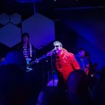 "La moitié de l’année prochaine est déjà réservée" : le retour d'Oasis fait la joie des "tribute bands" au Royaume-Uni
Le phénomène Oasis remplit déjà les salles en Angleterre. Pourtant, le groupe, qui vient d'annoncer sa reformation, ne jouera pas avant l’été prochain. Mais le tapage autour de ce retour profite aux "tribute bands" qui jouent dans tout le pays. Des groupes qui, comme Definitely Oasis, jouent le répertoire et copient le comportement sur scène d'Oasis.