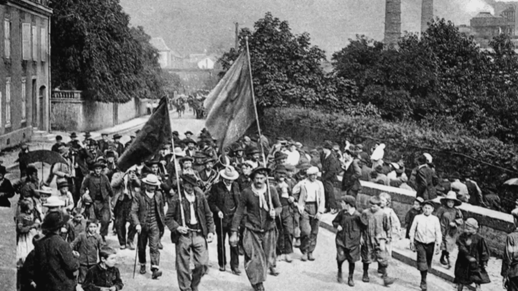 Vidéo
Dans le documentaire "Les Gens du Nord", retour sur la révolte des mineurs qui a permis la création du repos dominical
En 1906, le bassin minier de Courrières s'était mis en grève après la mort d'un millier de mineurs dans un accident d'exploitation.