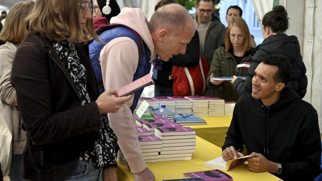"Jacaranda" de Gaël Faye, le nouveau roman de l'auteur de "Petit Pays"
Quels destins ! On a du mal à reprendre son souffle. Là où les marques indélébiles de la barbarie côtoient une infinie douceur, celle des mots choisis de Gaël Faye.
