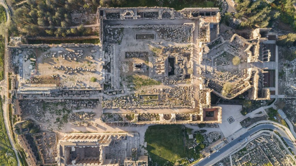 Au Liban, Baalbeck et ses ruines romaines désertées par les habitants et les touristes
La métropole, dans la plaine de la Békaa, un bastion du Hezbollah à la frontière syrienne, vit essentiellement du tourisme, notamment grâce à son site hérité de l'antique Héliopolis, et classé au patrimoine mondial de l'Unesco.