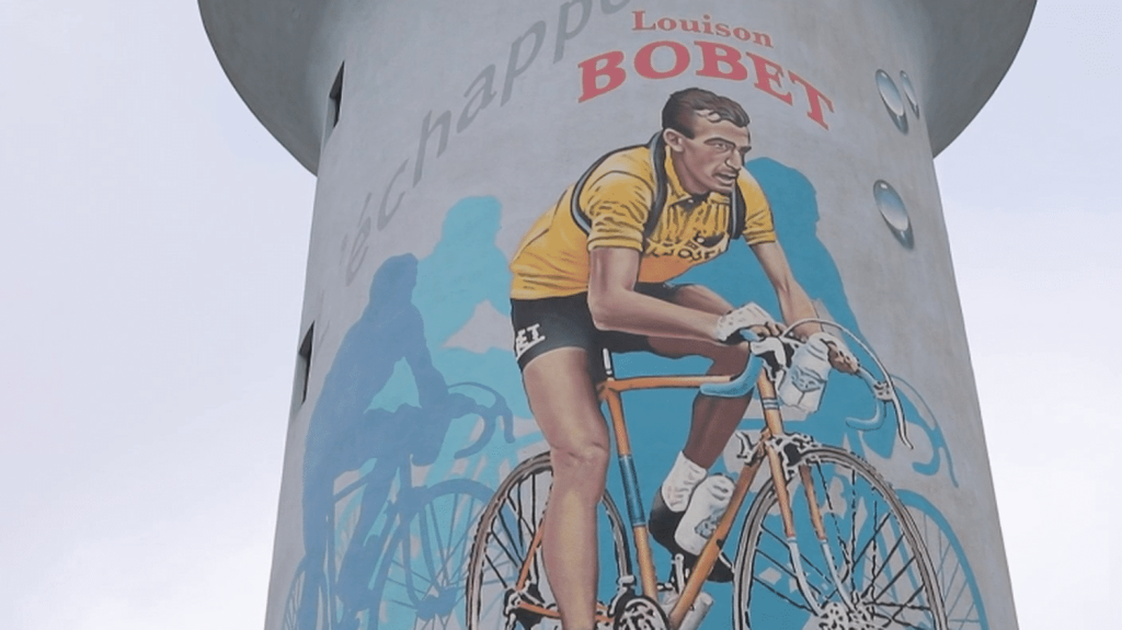 Tour de France 2025 : Saint-Méen-le-Grand, berceau de Louison Bobet, ville départ le 12 juillet prochain
Saint-Méen-le-Grand (Ille-et-Vilaine) accueillera le départ d'une étape du Tour de France 2025 le 12 juillet prochain. Il s'agit de la ville de naissance du coureur Louison Bobet, qui a gagné trois fois de suite le Tour de France. On fêtera en 2025 le centenaire de sa naissance.