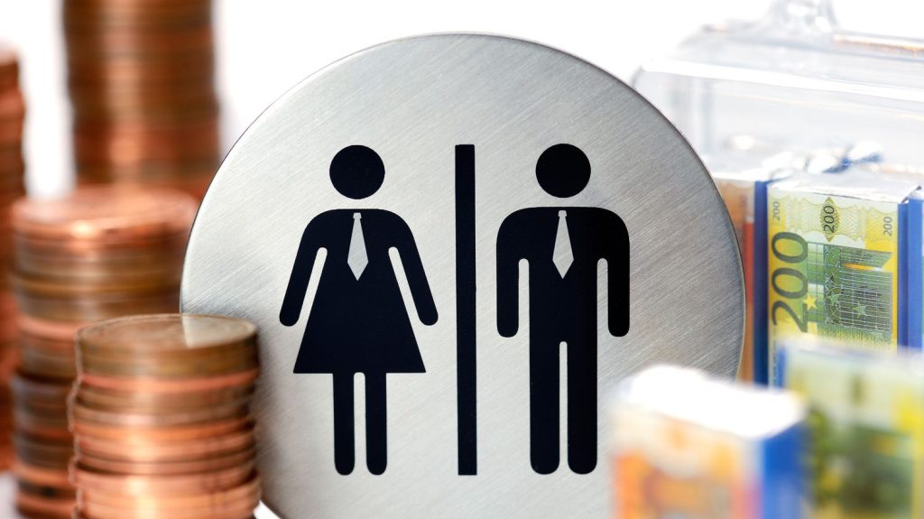 Salaires : l’écart de rémunération entre femmes et hommes persiste chez les cadres, selon une étude
La dernière enquête que publie l’Association pour l’emploi des cadres (Apec) montre que la parité a vraiment du mal à s’installer. La différence de salaires est de 2% chez les moins de 35 ans et atteint 21% chez les 55 ans et plus.