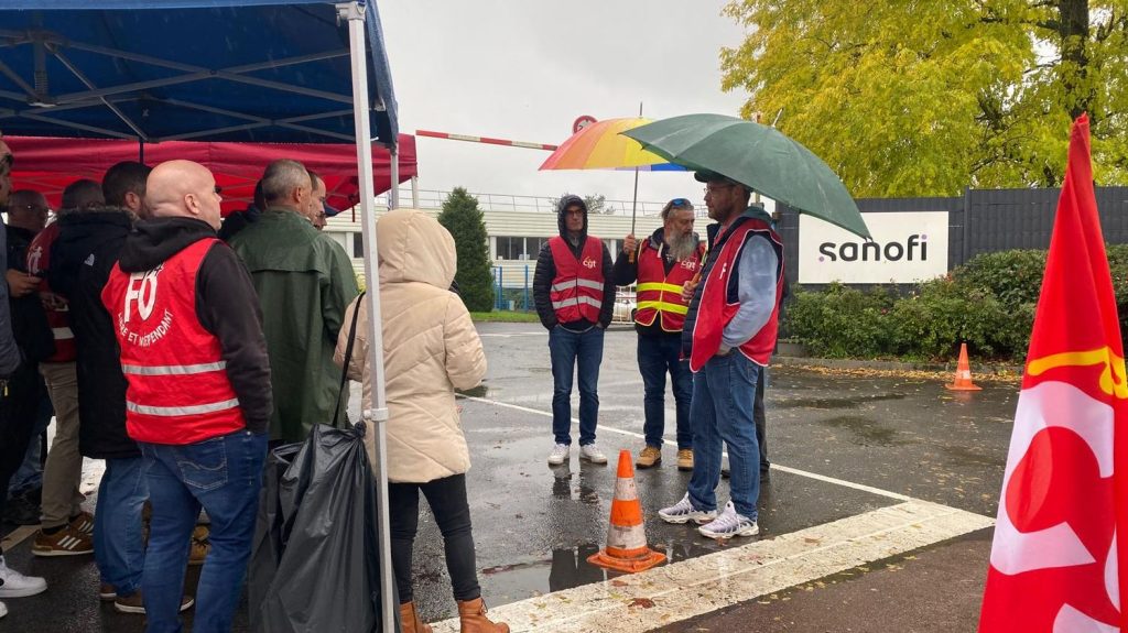:
Reportage
"S'ils nous prennent pour des billes, on durcira la grève" : les salariés de Sanofi toujours mobilisés après l'accord pour la vente de Doliprane
L'État va entrer au capital d'Opella, qui produit le Doliprane, mais cela ne rassure pas les salariés de cette filiale de Sanofi à Lisieux. Ils envisagent de durcir leur mouvement.