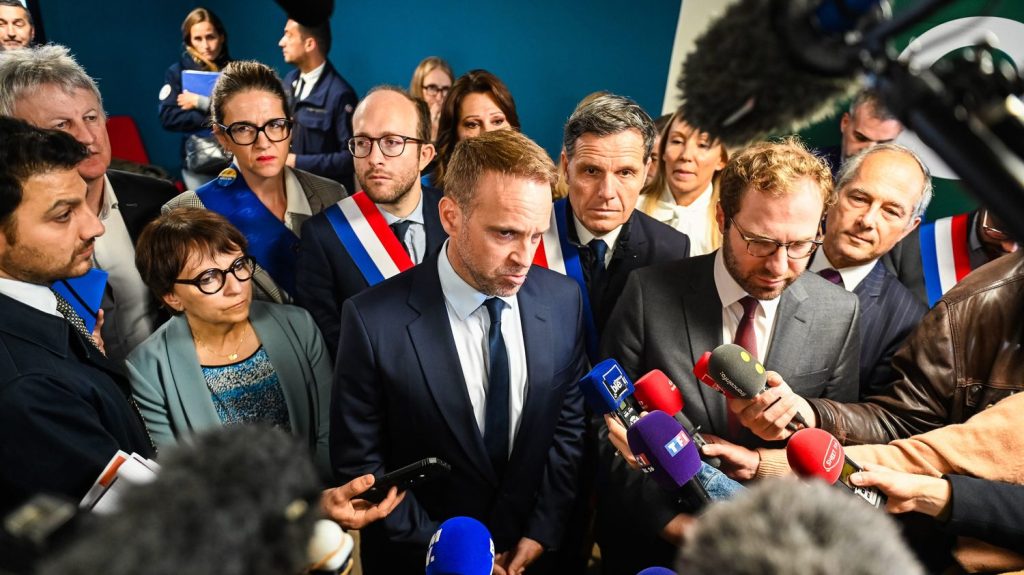 :
Édito
Vente potentielle de Doliprane : les limites de la parole publique
Le géant pharmaceutique Sanofi négocie avec un fonds d'investissement américain la cession potentielle de 50% de sa filiale qui abrite une centaine de marques de produits sans ordonnance, dont le Doliprane. Ce dossier concentre toutes les postures des gouvernants, en France, depuis des décennies.