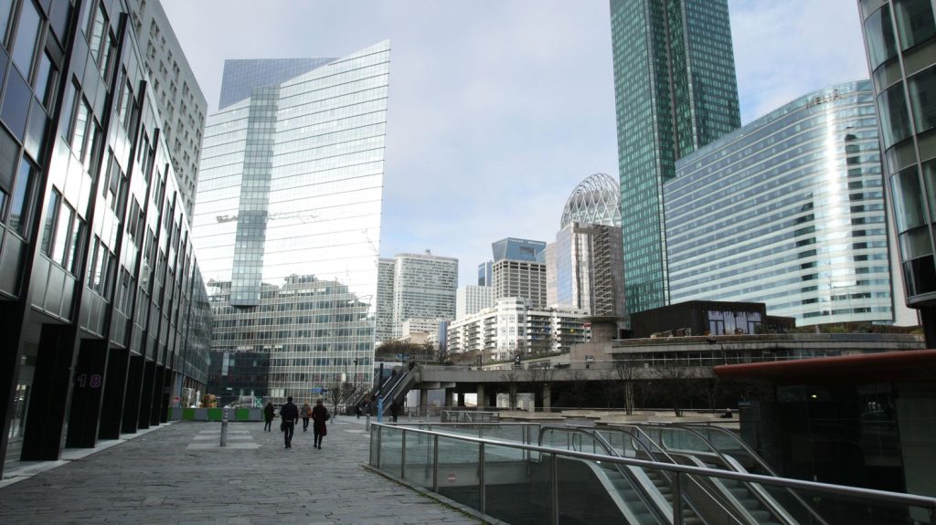 Comment sauver le quartier d'affaires de la Défense : selon Jean Viard, "il y a une opportunité à y déplacer l'appareil d'Etat"
Les tours du quartier d'affaires de la Défense à Paris se vident et les investisseurs ne se bousculent pas. L'effet Covid a fortement impacté les prix de vente des locaux commerciaux. Décryptage avec le sociologue Jean Viard.