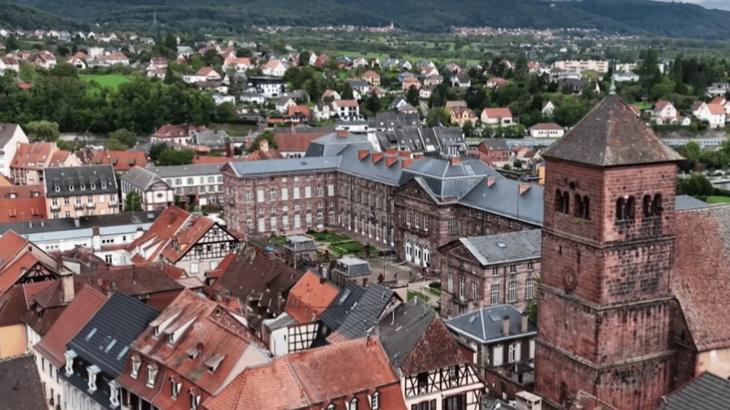 Patrimoine : Saverne, bijou alsacien au pied des Vosges
Dimanche 13 octobre, le 13 Heures vous emmène dans le Versailles Alsacien. C'est le majestueux surnom du château de Saverne qui attire chaque année de nombreux touristes venus admirer la richesse du patrimoine architectural de la ville.