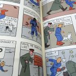L'éditeur d'Hergé se confronte à ses débuts anticommunistes avec la série "Les coulisses d'une oeuvre"
Les éditions Moulinsart ont publié le 16 octobre le premier tome de la série "Les coulisses d'une œuvre", qui détaille la création de chaque album de Tintin. À raison d'un tome tous les deux mois, vendu en librairie et en kiosque, elle s'étalera jusqu'en 2028.