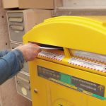 La Poste : les services postaux menacés dans les petites communes
Dans les petites communes rurales, la disparition des services publics est souvent catastrophique. Ces dernières années, La Poste compensait en créant des agences postales regroupant plusieurs services, notamment avec l’aide de l’État. Cette aide va être amputée de 50 millions d’euros dès cette année.