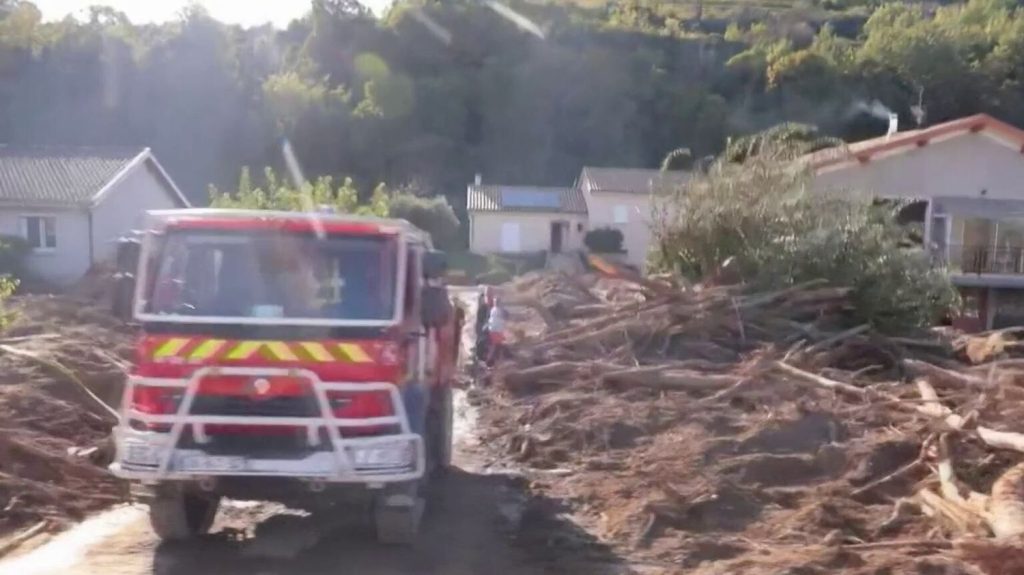 Inondations : les sinistrés s’entraident pour s’en sortir à Chavanay
Les crues et les inondations ont bouleversé le paysage de certaines communes. C’est le cas de Chavanay (Loire) où les habitants se serrent les coudes afin de venir en aide aux sinistrés les plus touchés.