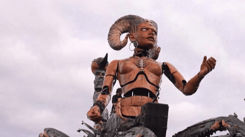 Toulouse : le cortège de la femme scorpion en spectacle
Durant le week-end des 26 et 27 octobre à Toulouse (Haute-Garonne), plus d’un million de spectateurs ont assisté au défilé spectaculaire de la femme scorpion. La ville a vibré au rythme de cette marionnette géante.