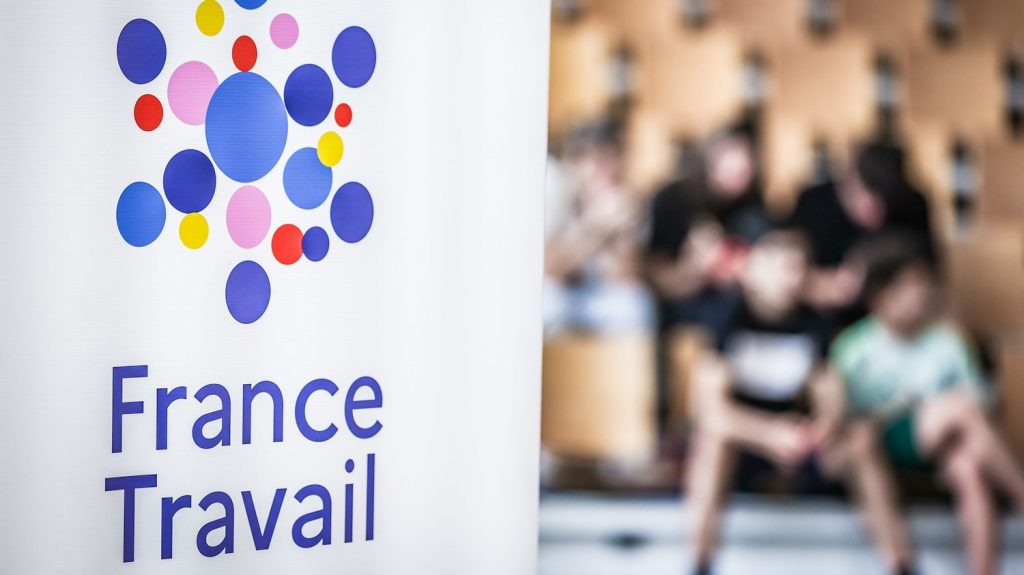 Budget 2025 : les syndicats opposés à la coupe prévue dans les effectifs de France Travail
Le gouvernement de Michel Barnier prévoit de supprimer 500 postes chez France Travail dans le cadre de son plan d'économies. Les syndicats s'y opposent. En raison de la composition de l'Assemblée nationale, le Parlement pourrait bien jouer le rôle d'arbitre.