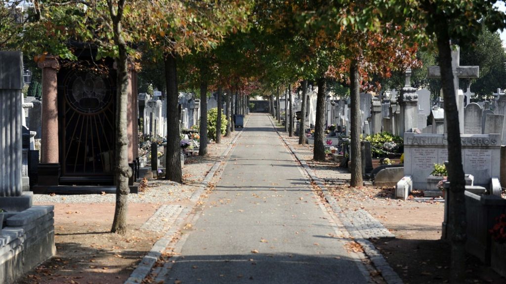 La ville de Lyon envisage d'établir les tarifs des concessions funéraires selon les revenus des familles
La troisième ville de France, dirigée par un maire écologiste, réfléchit à une tarification sociale des concessions funéraires.