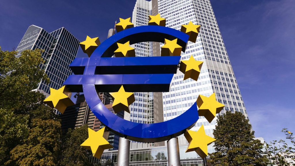 Le taux de chômage dans la zone euro est resté stable à 6,4% au mois d'août
Cet indicateur est à plus bas niveau depuis qu'Eurostat a commencé à compiler cette série en avril 1998. A l'échelle de l'Union européenne, le taux le plus faible a été enregistré en République tchèque (2,6%), le plus élevé en Espagne (11,3%).