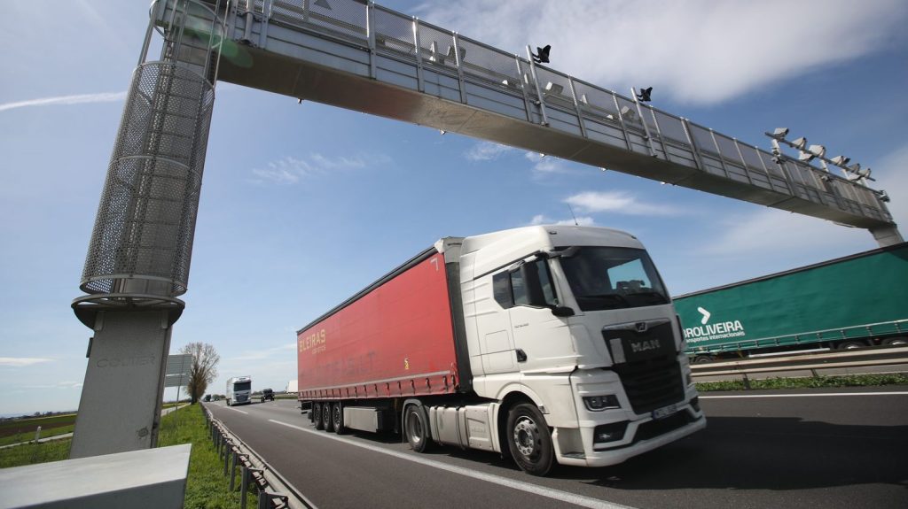 Fiscalité : opération escargot, inquiétude... la taxe poids lourds sème la discorde en Alsace
Mieux vaut éviter les autoroutes alsaciennes lundi, une opération escargot est programmée entre Mulhouse et Strasbourg pour protester contre une taxe poids lourds qui doit voir le jour en 2027.