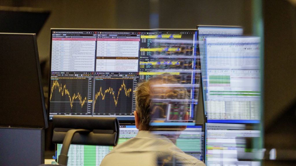 Les rachats d'actions dans le viseur du gouvernement pour renflouer les caisses de l'État
Le rachat d'actions est une pratique peu connue du grand public, et elle est de plus en plus utilisée par les grandes entreprises pour faire monter leur cours en bourse. Le gouvernement réfléchit à taxer ces opérations.