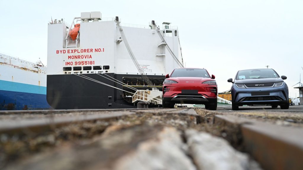 Industrie automobile : l'UE s'apprête à relever les taxes pour les voitures chinoises, mais a surtout besoin d'investissements
Les 27 États-membres de l’Union européenne s’apprêtent à voter vendredi pour confirmer le relèvement des droits de douane appliqués aux voitures électriques chinoises. Une solution prônée par la Commission européenne appuyée par la France.