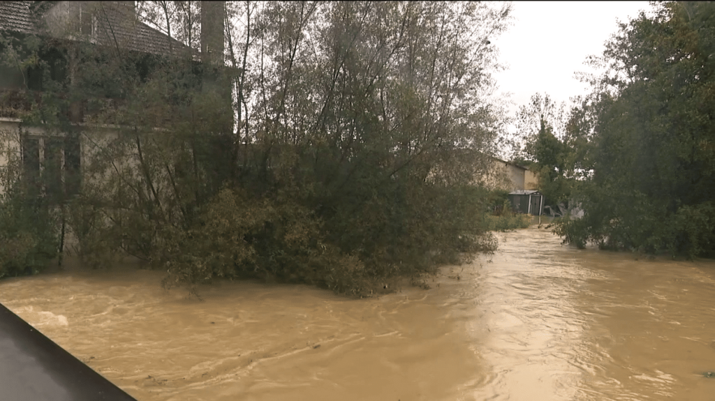 Tempête Kirk : des pluies diluviennes précèdent son passage en France
Des pluies diluviennes se sont abattues sur les Pyrénées-Orientales, en Provence et également en Saône-et-Loire. Ces fortes intempéries surviennent juste avant le passage de la tempête Kirk.