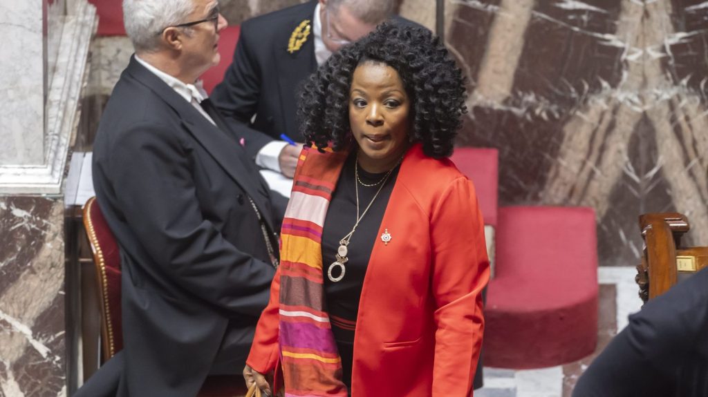 La tension ne retombe pas en Martinique : "Il y a un vrai sentiment de terreur" chez la population, témoigne la députée socialiste Béatrice Bellay
"Les gens considèrent qu'ils n'ont plus rien à perdre", alerte l'élue qui juge que les réponses fournies pour l'instant "ne peuvent pas satisfaire".
