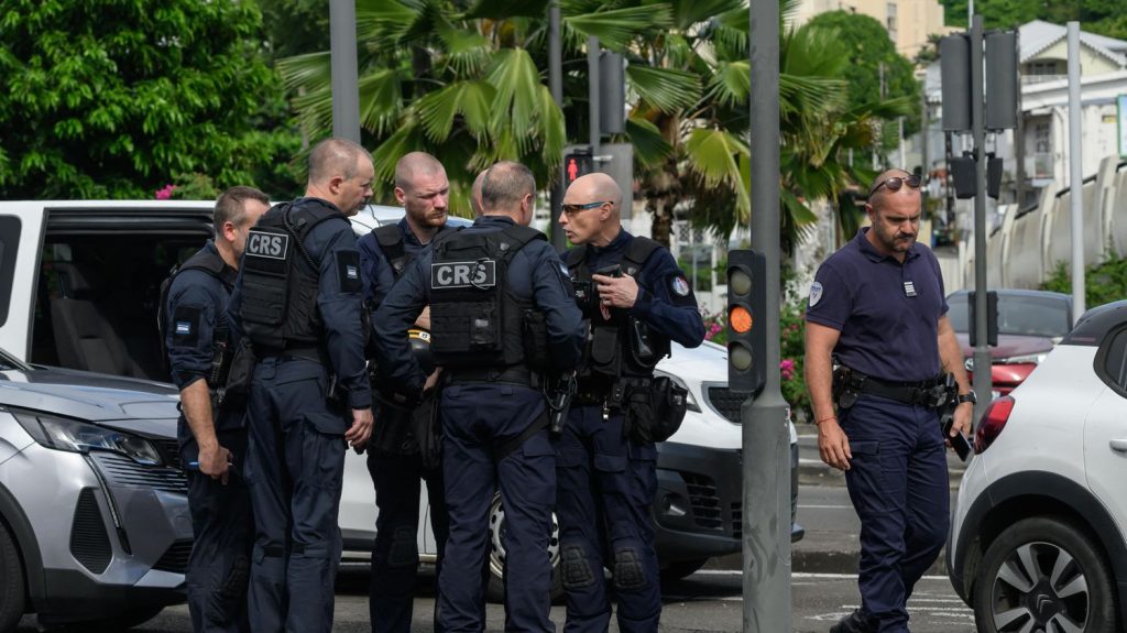 En Martinique, de nouvelles tensions éclatent malgré 15 jours de couvre-feu nocturne
La préfecture a signalé vendredi "plusieurs barricades" dans différentes communes de l'île et le braquage d'un camion.