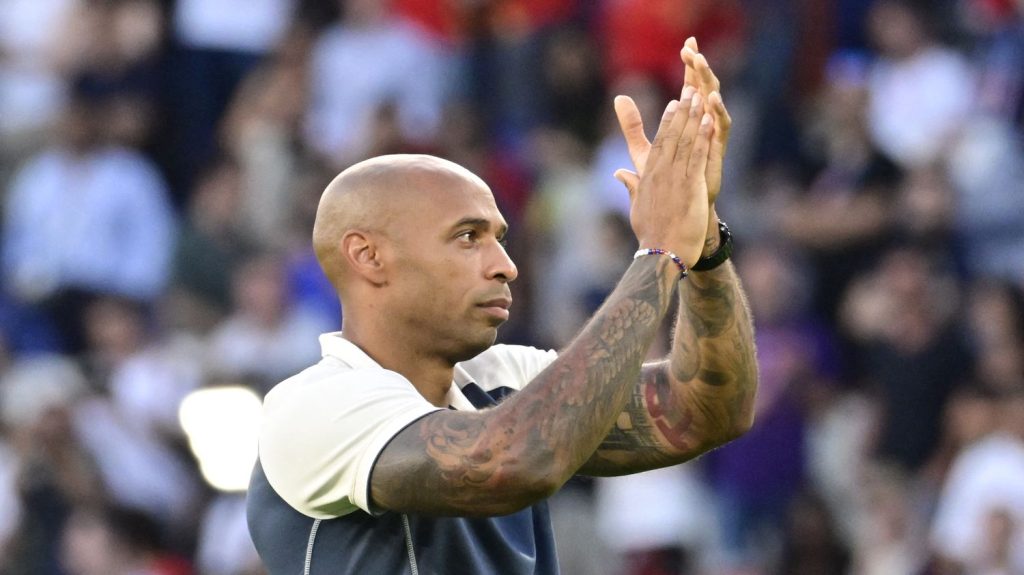 "Trop c’est trop, baissez les prix" : Thierry Henry envoie "un message de soutien" aux habitants de Guadeloupe et de Martinique confrontés à la vie chère
Sur la chaîne américaine CBS, l'ancien joueur de l'équipe de France a demandé au pouvoir politique de baiser les prix des denrées alimentaires.