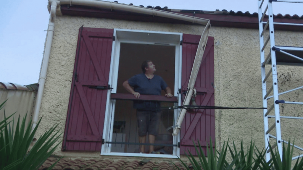 Intempéries : dans l'Hérault, une tornade soudaine prend de court les habitants d'une commune
Dans l'Hérault, un phénomène rare a surpris les habitants de Frontignan dans la nuit du 26 au 27 octobre : une tornade, avec des rafales de plus de 100 km/h. Aucun blessé n'est à déplorer.