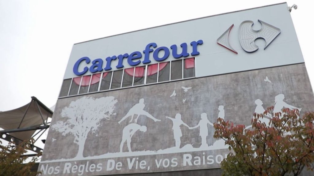 Consommation : les magasins Cora se transforment en Carrefour
En Meurthe-et-Moselle, le magasin Cora d'Houdemont est devenu un Carrefour. Les consommateurs vont devoir s'habituer à de nouveaux produits, qui devraient être moins chers.