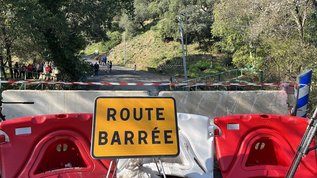 :
Reportage
"On est prisonniers dans le paradis" : au Muy, dans le Var, entraide et débrouille pour les vacanciers toujours bloqués par l'effondrement d'un pont
L'armée a été sollicitée pour aider à évacuer les résidents coincés dans un centre de vacances privé du Var, à la suite des intempéries du week-end dernier. En attendant, ces vacanciers s'organisent pour survivre en étant coupés du monde.