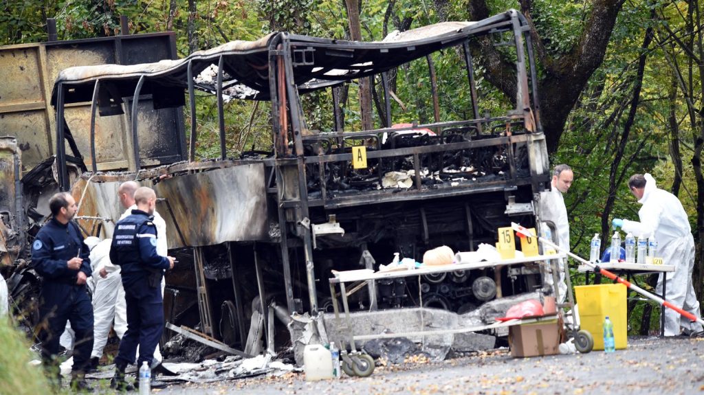 Accident de car de Puisseguin : neuf ans après, le collectif des victimes continue de se battre "pour que les négligences et la désinvolture soient dénoncées"
L'accident avait coûté la vie à 43 personnes, en Gironde, en octobre 2015. L'instruction a été rouverte en mars 2023.