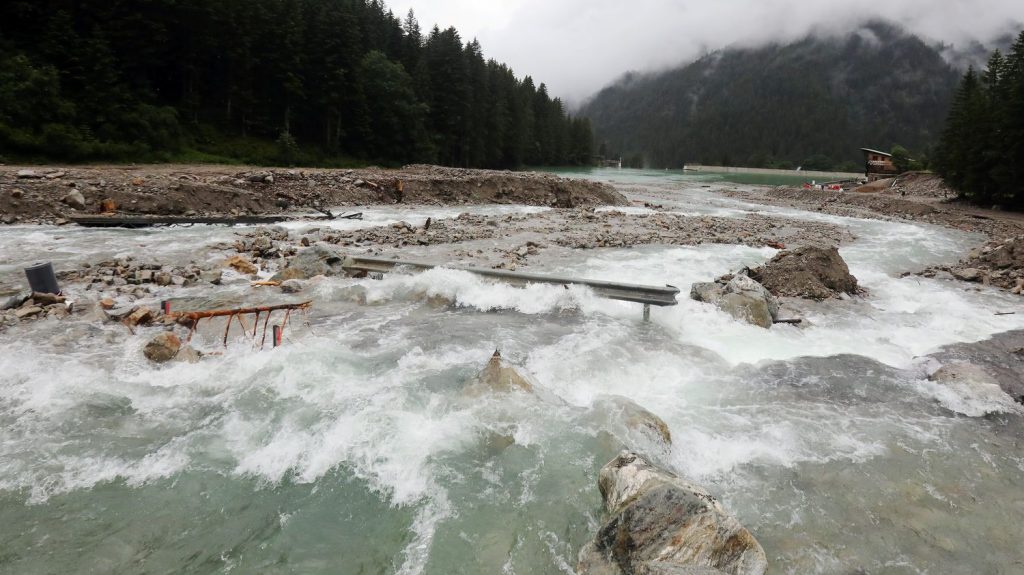 Pluie et inondations : 11 départements de l'Est et du Sud-Est désormais placés en vigilance orange par Météo-France
Cet "épisode pluvio-orageux nécessite une vigilance particulière en raison de l'importance des cumuls sur une courte durée", fait savoir Météo-France dans son bulletin de mardi matin.