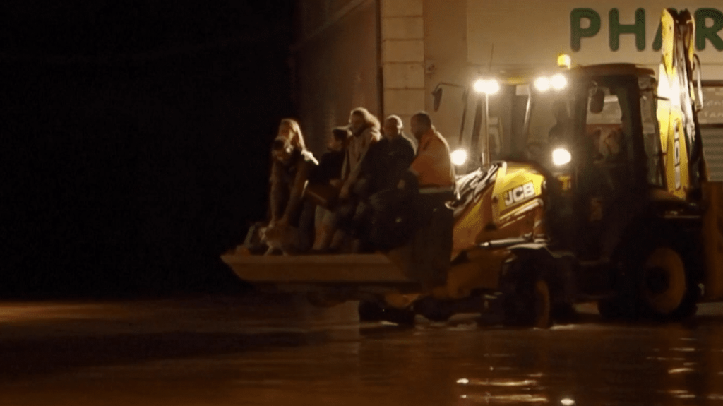 Crues : importantes inondations en Eure-et-Loir
Le département de l’Eure-et-Loir a été placé en vigilance rouge crue. Le Loir est sorti de son lit, provoquant d'importantes inondations.