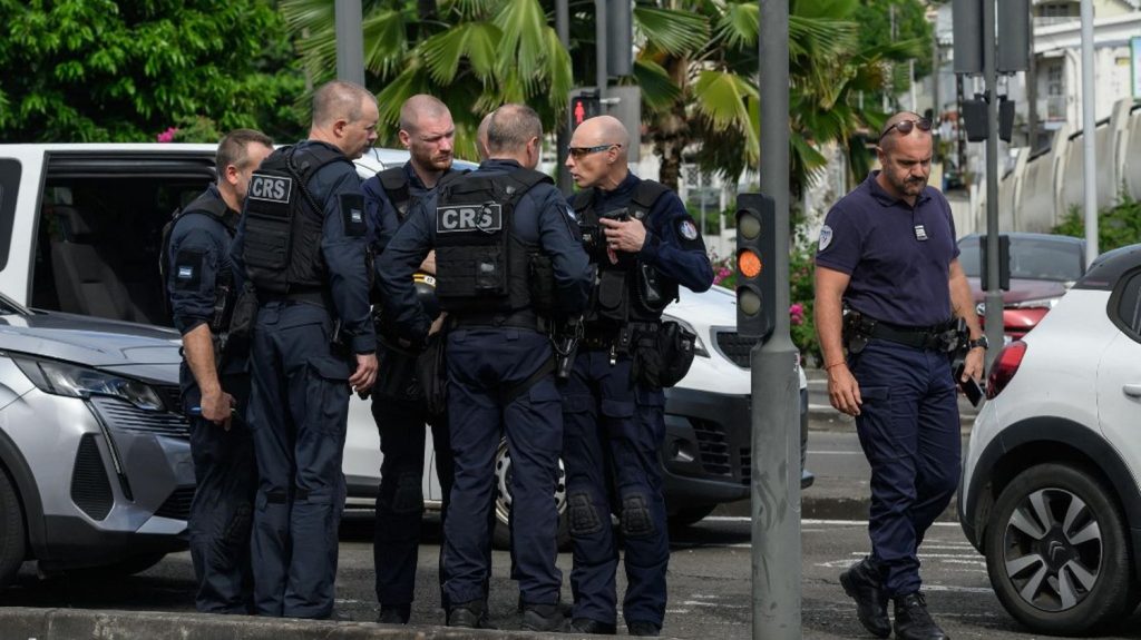 Martinique : un couvre-feu et une interdiction de manifester vont être instaurés après une nouvelle nuit de violences
Des magasins ont été incendiés ou pillés dans la nuit de mercredi à jeudi et des barricades enflammées érigées dans plusieurs communes de l'île antillaise.