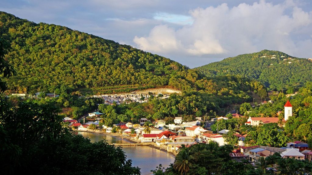 En Guadeloupe, neuf personnes dont cinq mineurs interpellées après des violences urbaines
Quelques jours plus tôt, quatre magasins avaient été pillés à Sainte-Rose, commune où des barrages avaient été érigés, parfois enflammés.