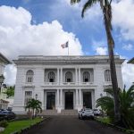 Martinique : "Huit personnes interpellées" après l'envahissement de la piste de l'aéroport de Fort-de-France
Depuis septembre, l'île antillaise est marquée par un mouvement contre la vie chère, qui a dégénéré en violences urbaines. La préfecture dément l'arrivée de CRS sur l'île et lance un appel au calme. Elle espère une sortie de crise avec les discussions "fructueuses" en cours.