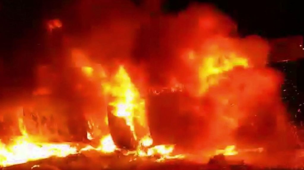 Violences urbaines en Martinique : nouvelle nuit de tensions malgré le couvre-feu
Nouvelle nuit de violence en Martinique avec de nombreux barrages érigés dans le contexte d'un mécontentement global contre la vie chère.