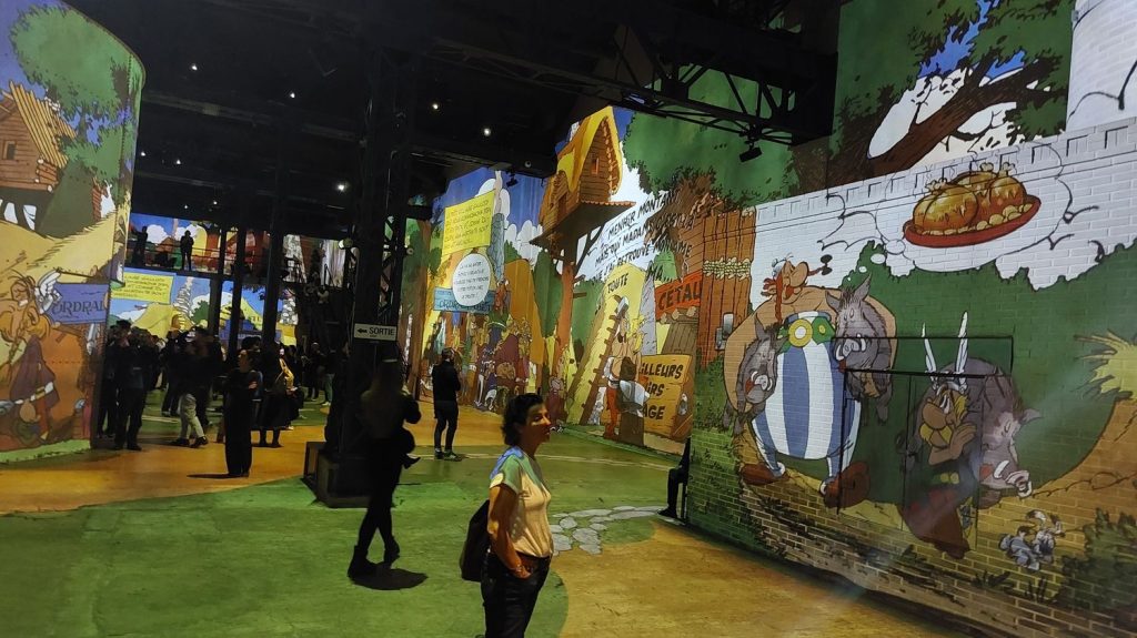 :
Reportage
"C'est à la fois un voyage dans le temps et dans l'œuvre" : visite du nouveau spectacle autour d'Astérix à l'Atelier des lumières
"Astérix, le voyage immersif" ouvre à partir de vendredi et propose un spectacle de 40 minutes autour des périples du plus célèbre héros moustachu, de son fidèle ami Obélix et de leur chien Idéfix.