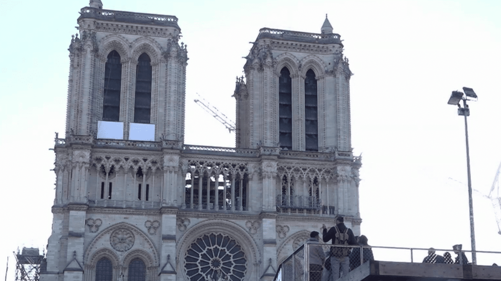 Patrimoine : les visites de Notre-Dame de Paris bientôt payantes ?
Alors que la réouverture de Notre-Dame est prévue le 7 décembre 2024, faudra-t-il payer pour la visiter ? L'idée est relancée par la ministre de la Culture, qui propose un ticket à 5 euros afin de financer l'entretien des églises, comme cela se fait déjà dans de nombreux pays.