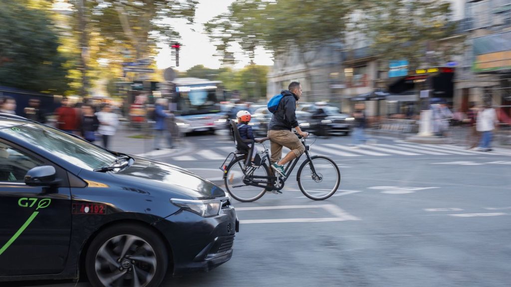 Après plusieurs reports, la mairie de Paris instaure une zone à trafic limité dans l'hypercentre le 4 novembre
La zone de 5,5 km2 sera fermée au trafic de transit. Le périmètre a été réduit plusieurs fois lors des négociations entre la mairie et la préfecture de Police.