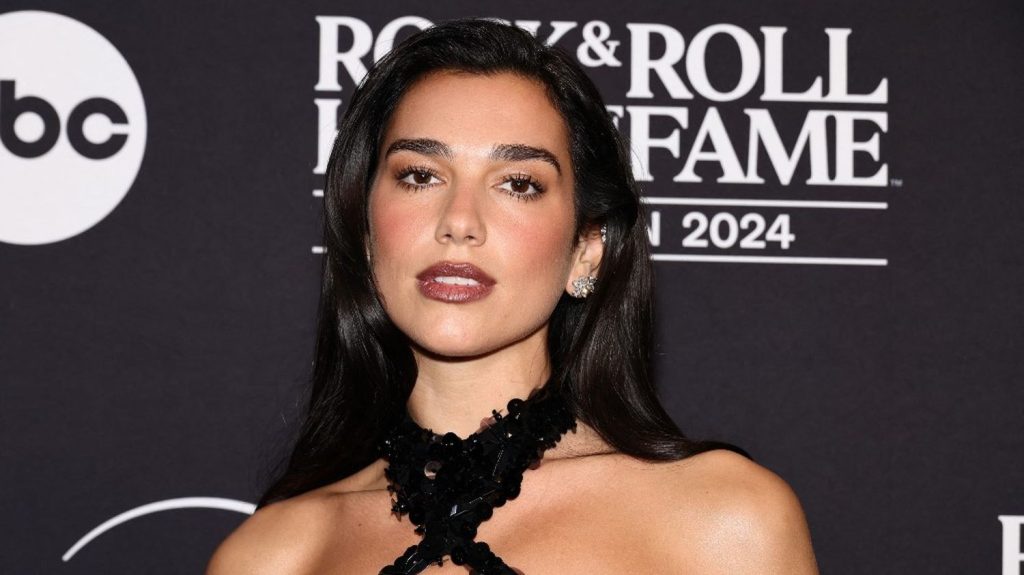 Dua Lipa annule l'étape indonésienne de sa tournée en Asie pour des raisons de sécurité
A Jakarta, la chanteuse devait se produire à l'Indonesia Arena qui peut accueillir quelque 16 500 spectateurs.