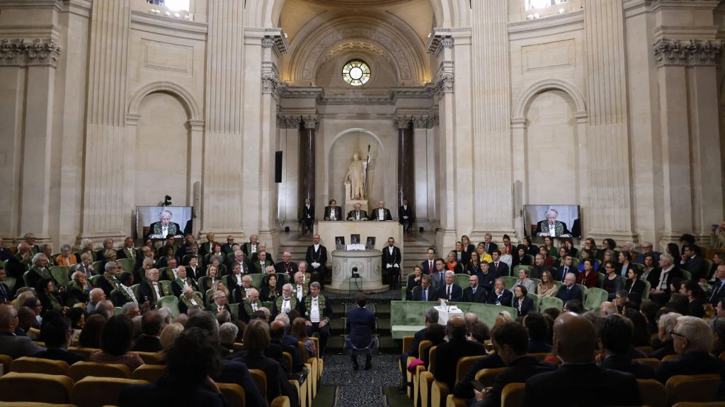 Emmanuel Macron reçoit le nouveau dictionnaire de l'Académie française sous la coupole de l'Institut
La première édition a été publiée en 1694, et la plus récente date de 1935, soit il y a près de quatre-vingt-dix ans.