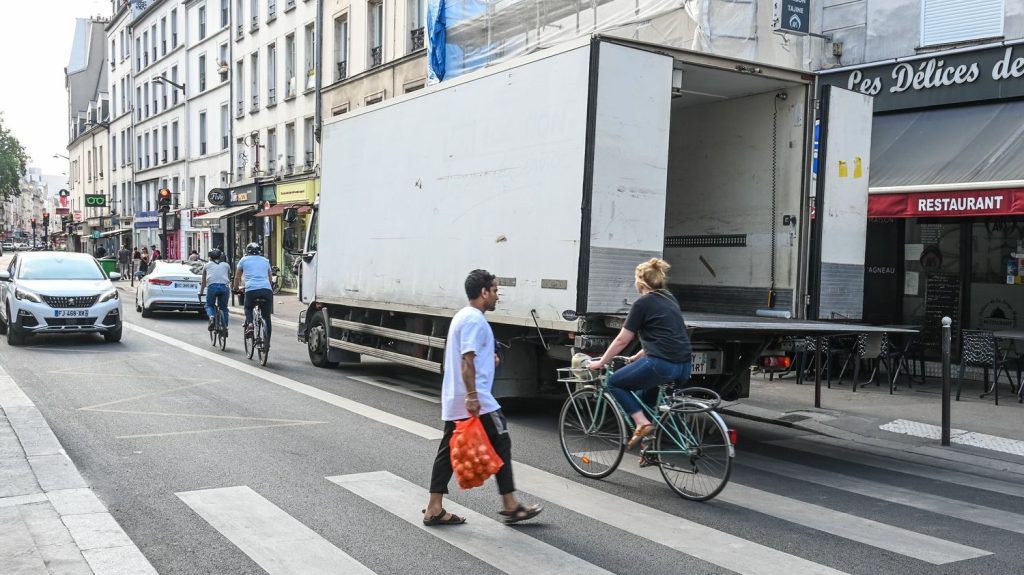 Moins nombreux mais plus polluants, les poids lourds et les utilitaires responsables de 40% de la pollution de l’air à Paris, selon une étude des associations Respire et Clean Cities
Une étude des associations Respire et Clean Cities, dénonce "l'impact significatif" des poids lourds et des utilitaires sur la pollution de l'air à Paris.