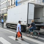 Moins nombreux mais plus polluants, les poids lourds et les utilitaires responsables de 40% de la pollution de l’air à Paris, selon une étude des associations Respire et Clean Cities
Une étude des associations Respire et Clean Cities, dénonce "l'impact significatif" des poids lourds et des utilitaires sur la pollution de l'air à Paris.